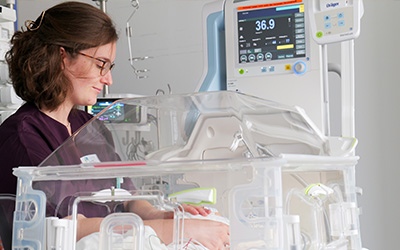 Am Mutter-Kind-Zentrum in der KJF Klinik Josefinum werden bereits Frühchen mit einem Geburtsgewicht von weniger als 1250 Gramm medizinisch bestens versorgt. Foto: KJF Augsburg / Tobias Beiner