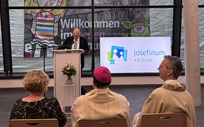 Markus Mayer, Vorstandsvorsitzender der KJF Augsburg, begrüßte die Gäste in der neuen Eingangshalle. 