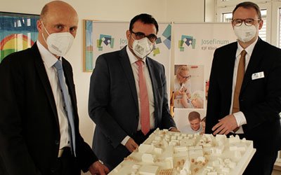 Markus Mayer (Vorstandsvorsitzender der KJF Augsburg), Klaus Holetschek (Bayerischer Gesundheitsminister), Sebastian Stief (Geschäftsführer KJF Klinik Josefinum)