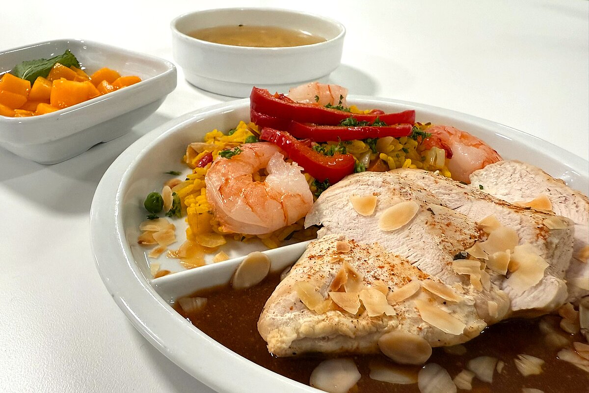 Mahlzeit mit Fleisch, Suppe und Kompott