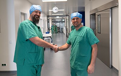  Dr. Claus Schöler (Chefarzt der Allgemein- und Viszeralchirurgie, Wertachkliniken Bobingen und Schwabmünchen) und Privatdozent Dr. Dr. Philip Hepp (Chefarzt der Frauenklinik, KJF Klinik Josefinum)