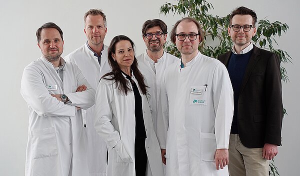 Teamfoto Chefärzte KJF Klinik Josefinum (v.l.): PD Dr. Dr. Philip Hepp, PD Dr. Jochen Weitz, Dr. Leila Messroghli, Dr. Roman Steierl, PD Dr. Thomas Völkl, PD Dr. Tomasz Antoni Jarczok