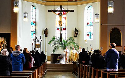 Feierlicher Gottesdienst zu Ehren des heiligen Josef in der Pfarrkirche St. Peter und Paul. Foto: KJF Augsburg / Anna-Lena Kuhn