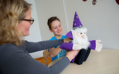 Angebote wie Sprachtherapie macht die KJF Klinik für Kinder- und Jugendpsychiatrie sowie -psychotherapie in Augsburg, Kempten und Nördlingen weiterhin möglich (Foto: KJF/Carolin Jacklin).